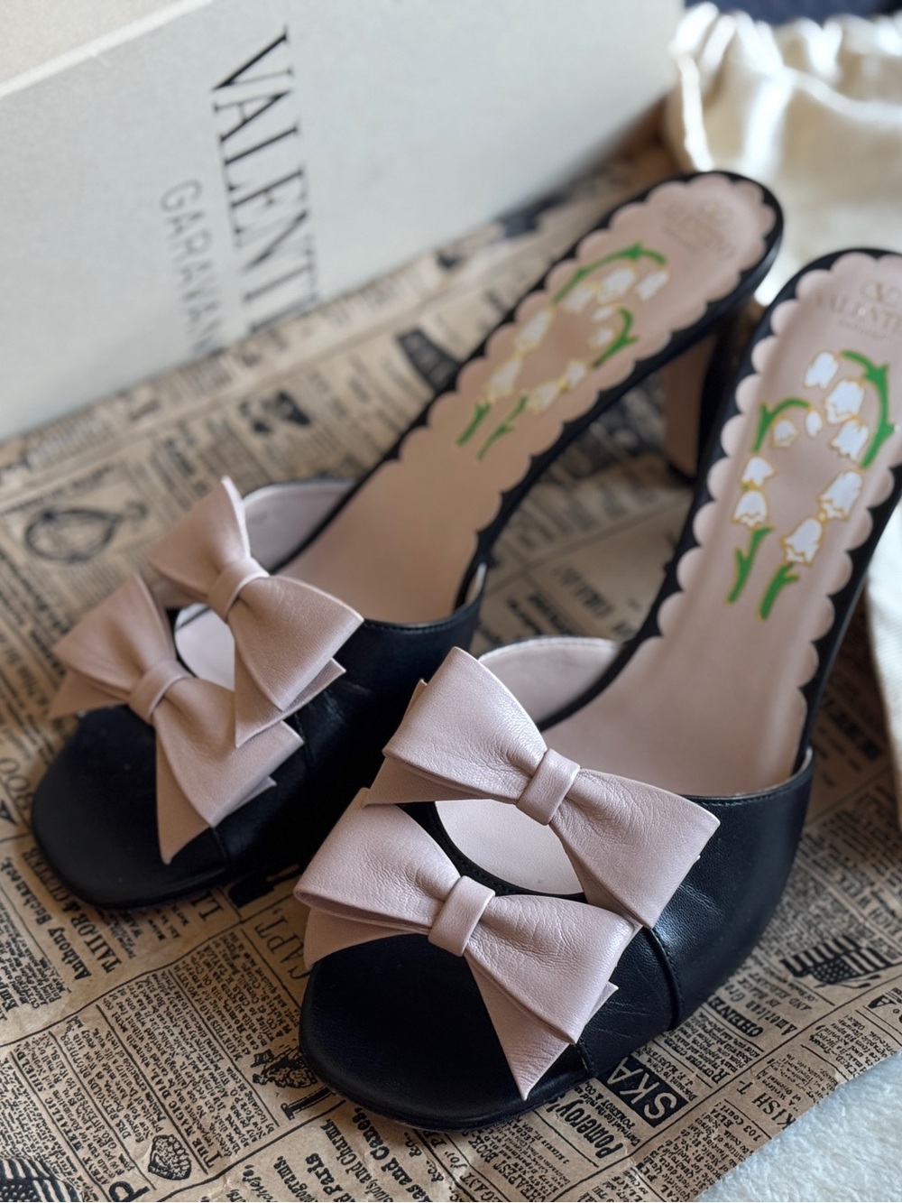 Rare Valentino Garavani Bowow Black Leather Heels with Pale Pink Bows